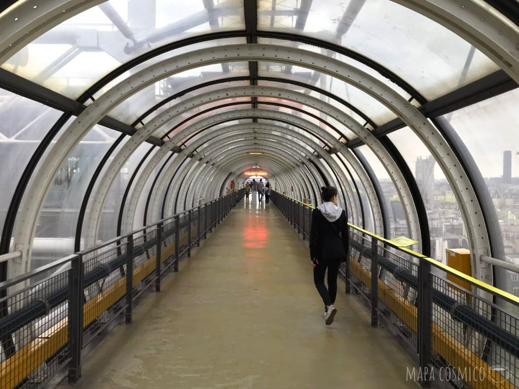 Museo Pompidou de París un día de lluvia