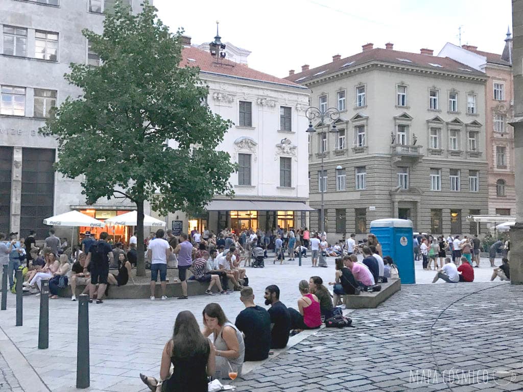 La juventud de Brno socializando en el centro de la ciudad checa