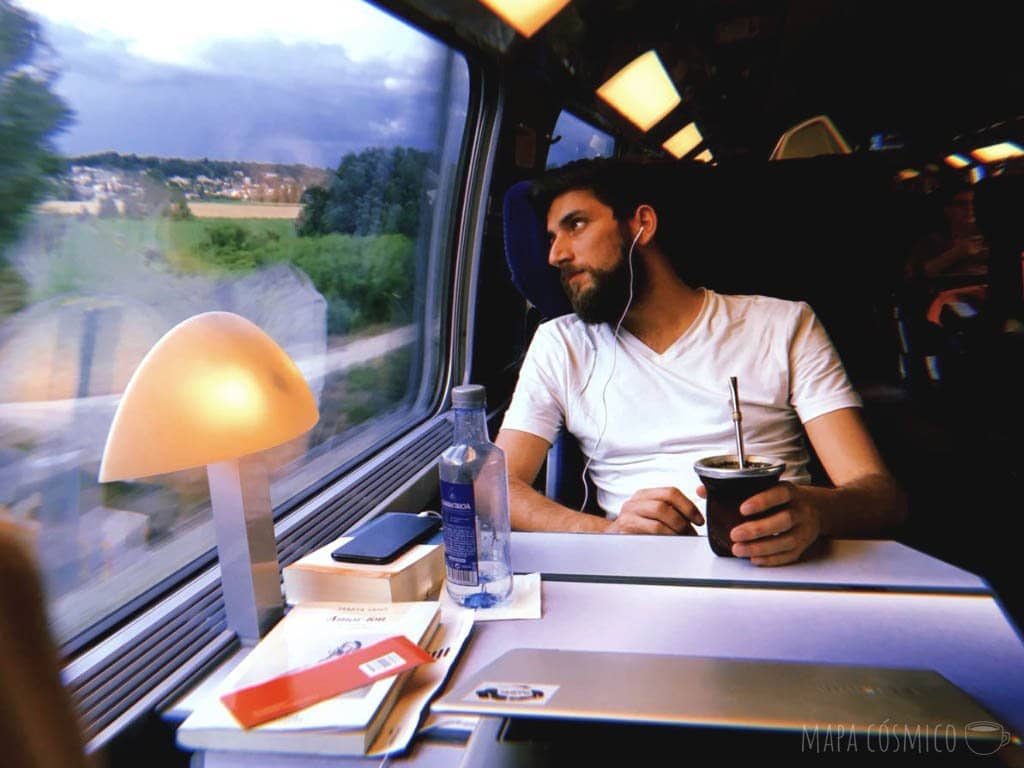 Viajando en tren en vagón de primera clase desde Barcelona a París, un trayecto clásico en Europa