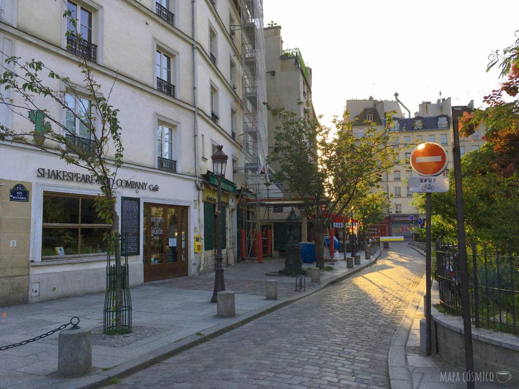 Calle vacía, café y librería Shakespeare and Company en París al atardecer