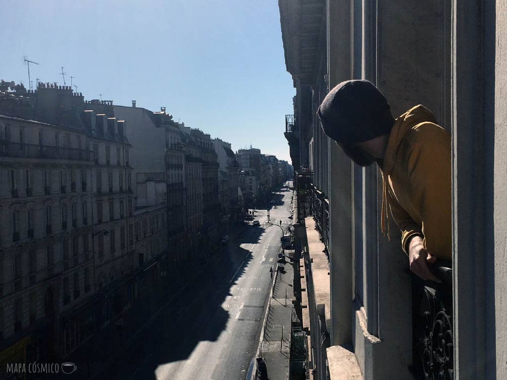 París desde la ventana en cuarentena: calles vacías, edificios, atardecer