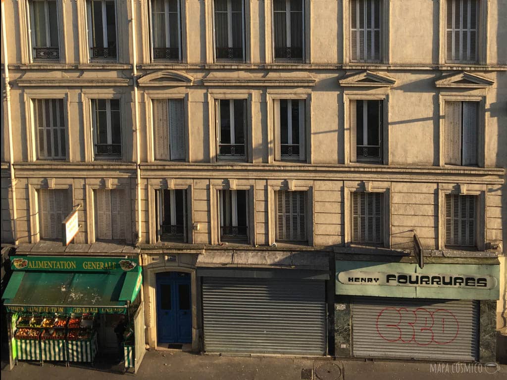 París en cuarentena: fachadas de edificios, locales cerrados y alimentaciones abiertas