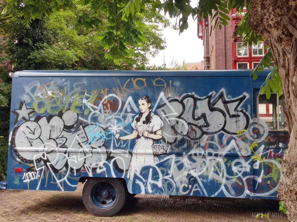 Graffiti de Banksy sobre un camión azul en el Moco museum de Amsterdam