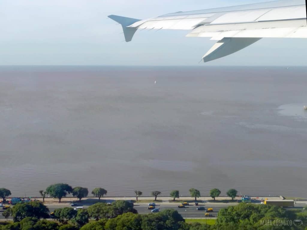 Avion despegando en la costanera de Buenos Aires, rumbo a Lisboa