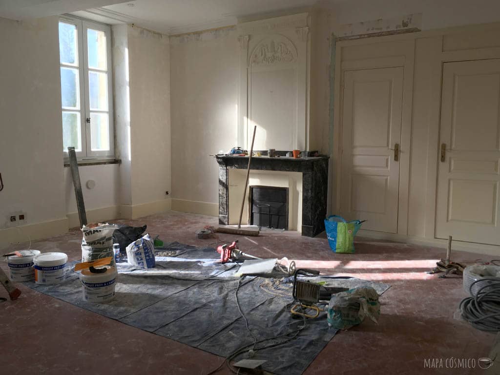Elementos de trabajo en el voluntariado:  restauración de una casona del 1800, habitación con chimenea, baldes de pintura
