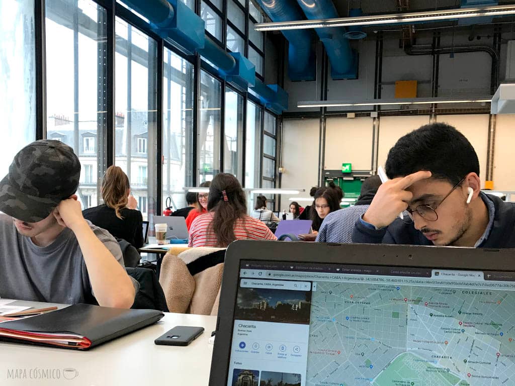 Mirando mapas y pensando en volver a viajar en la biblioteca del Centro nacional de arte y cultura Georges Pompidou en París, Francia