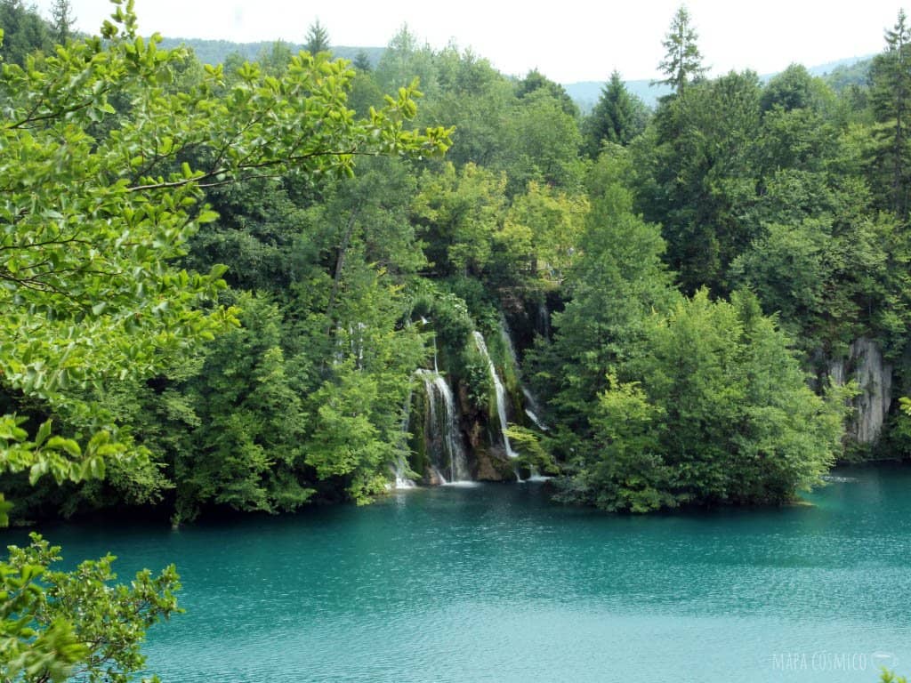 Cascada en Lagos de Plitvice Croacia, colores verdes