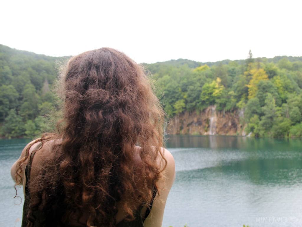 Lagos de Plitvice Croacia, colores verdes y amarillos. Mujer de espaldas.