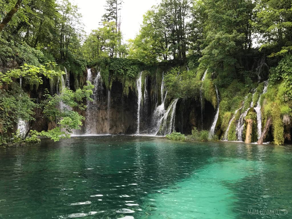Cascada en Lagos de Plitvice Croacia, colores verdes