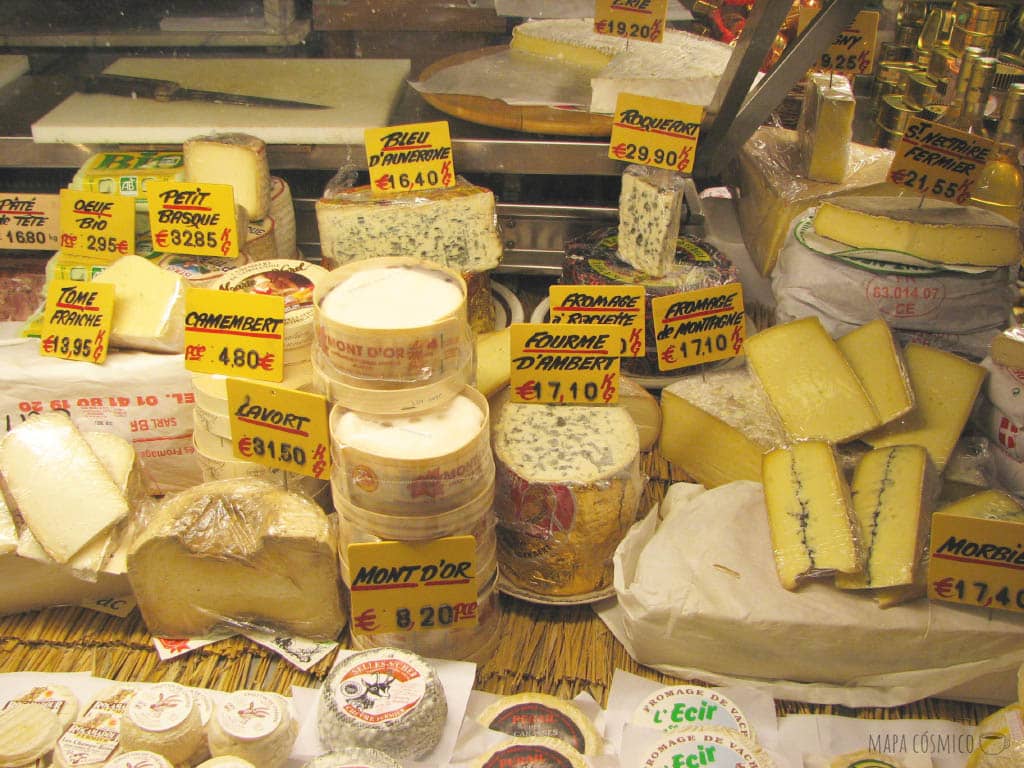 Variedades de quesos en una quesería de Francia
