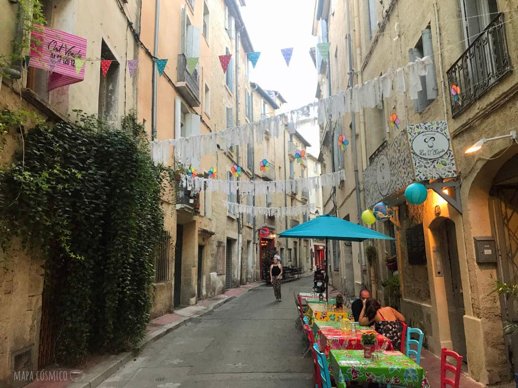 rue rocher montpellier, bar, calle antigua, banderines, colores