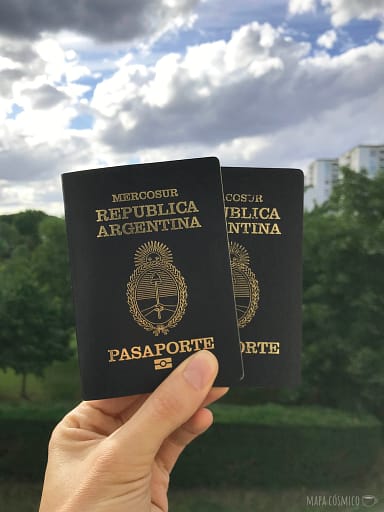 dos pasaportes argentinos en parís francia