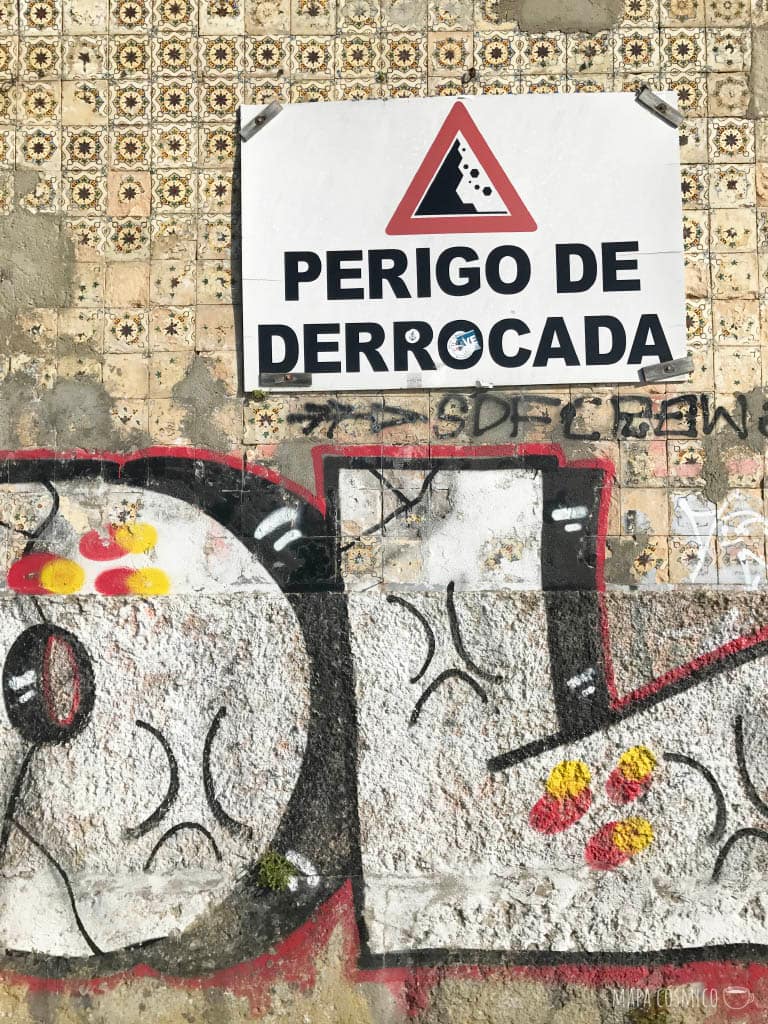 Cartel peligro de derrumbe Lisboa