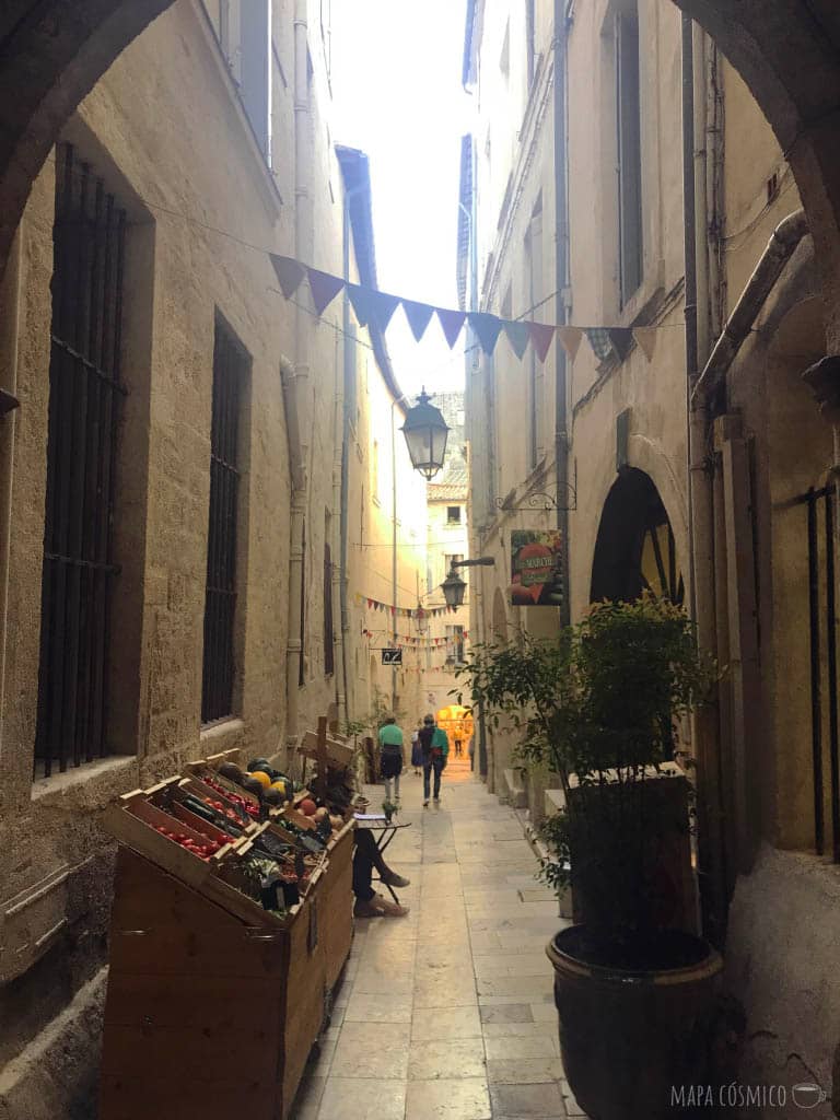 pintoresca y antigua calle de montpellier rue du bras de fer con banderines y faroles