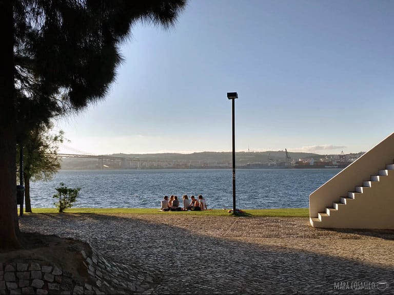 Vista a Lisboa desde la costa de Almada