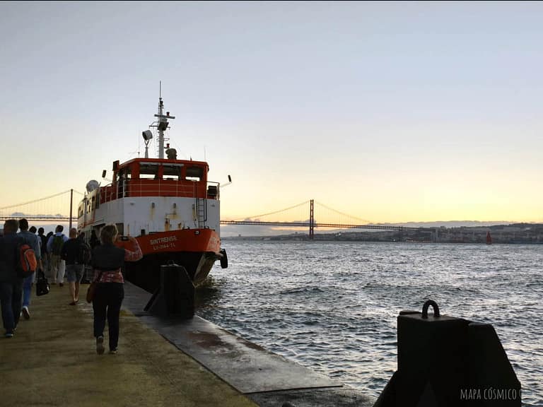 Barco para cruzar el río desde Almada hasta Lisboa