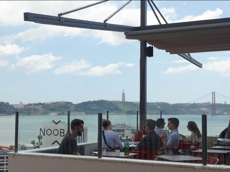 Noobai bar en el mirador de santa catarina de lisboa vistas al río rajo